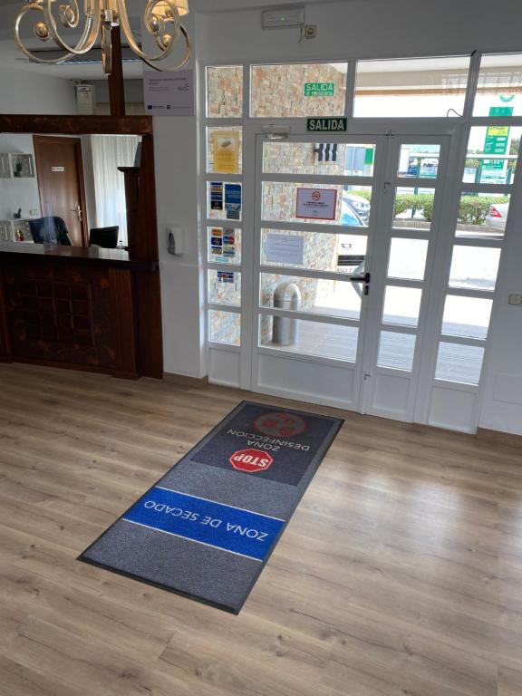a yoga mat on the floor in front of a door at Hotel Venta del Pobre in Níjar