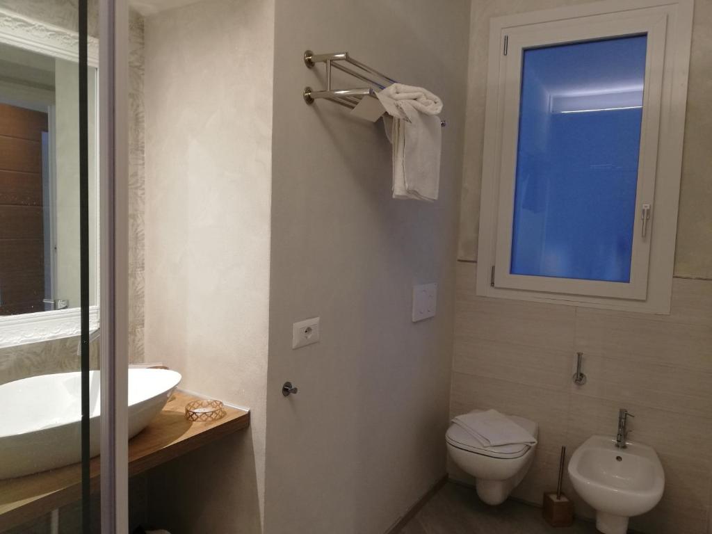 A bathroom at Blue House Varenna