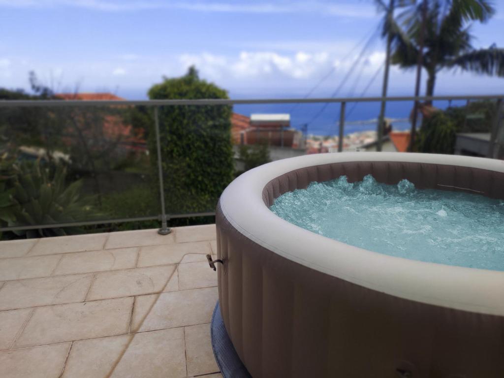 d'une baignoire installée au-dessus d'un balcon. dans l'établissement Villa Moniz by LovelyStay, à Funchal