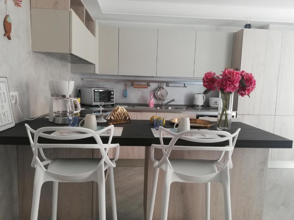 A kitchen or kitchenette at Blue House Varenna