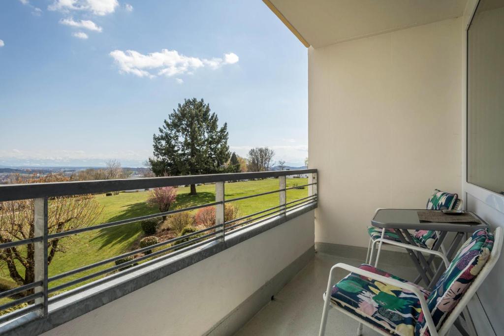 einen Balkon mit Blick auf ein Feld in der Unterkunft Appartment Panoramablick in Oberteuringen