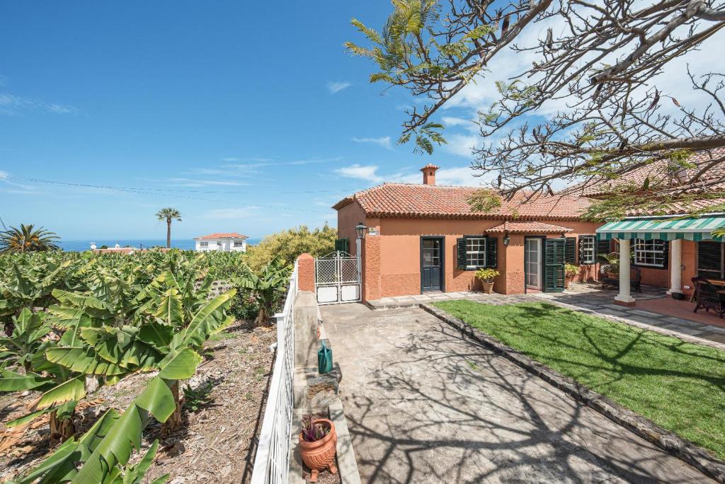 una casa con un jardín delante de ella en Casa Rural Los Orovales, en Puerto de la Cruz