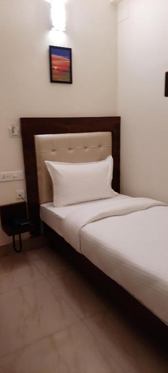 Postel nebo postele na pokoji v ubytování ADVAITHA RESIDENCY
