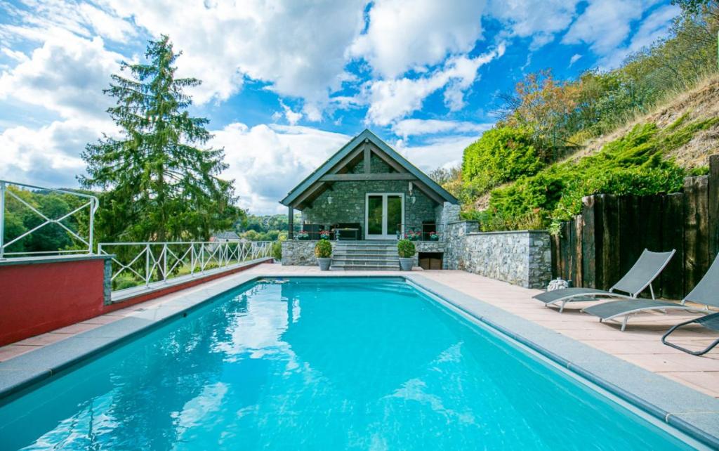Bazén v ubytování Enjoy Cottage - Holiday home with private swimming pool nebo v jeho okolí