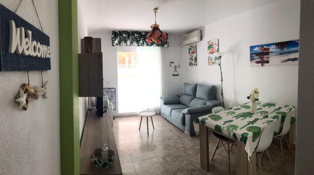 een woonkamer met een tafel en een bank bij Can Joan in Sant Carles de la Ràpita