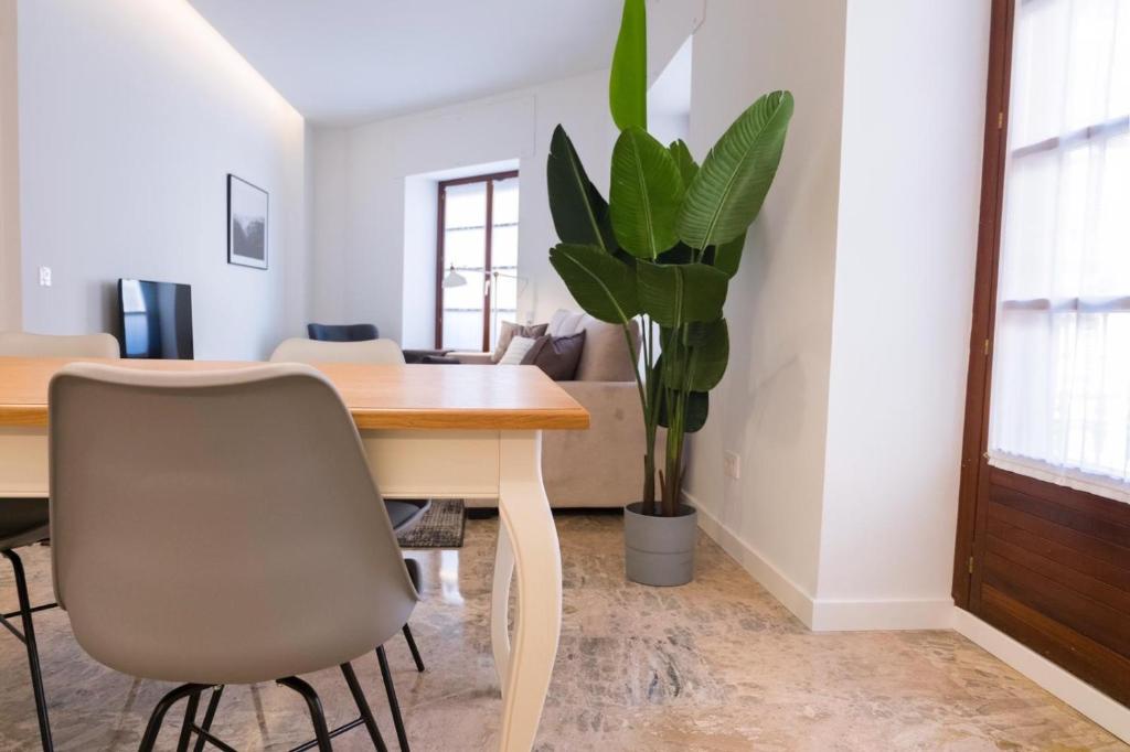 Dos Torres Exclusivos en Calle Alfonso I - Deluxe One-Bedroom Apartment With City View