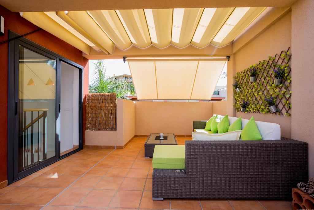 Posezení v ubytování GO2TENERIFE Apart'Tera Solarium, Terraces, Swimming pools & Parking