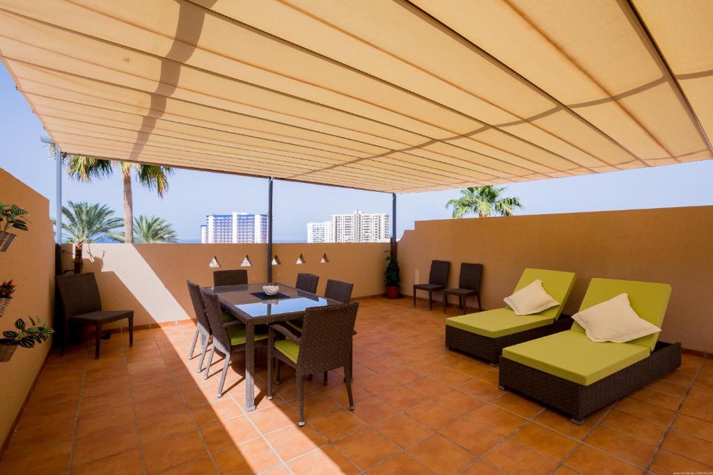 Posezení v ubytování GO2TENERIFE Apart'Tera Solarium, Terraces, Swimming pools & Parking