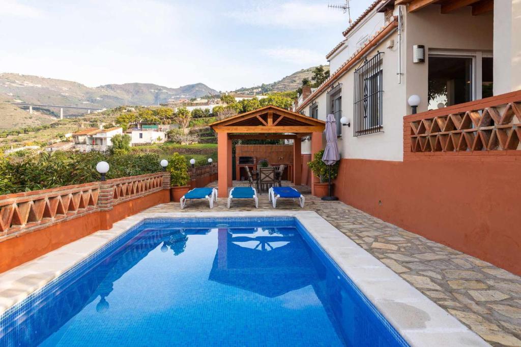 una piscina en el patio trasero de una casa en Chalet Vistamar ALOJAMIENTOS VISTAMAR, en Almuñécar