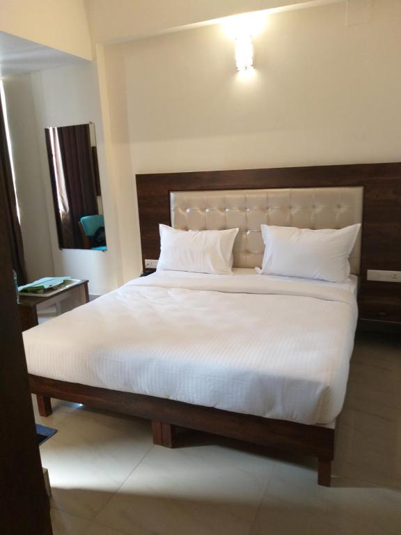 Postel nebo postele na pokoji v ubytování ADVAITHA RESIDENCY
