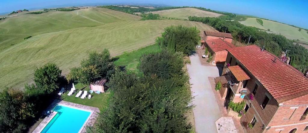 widok z lotu ptaka na dom z basenem w obiekcie Agriturismo San Fabio w mieście Castelnuovo Berardenga