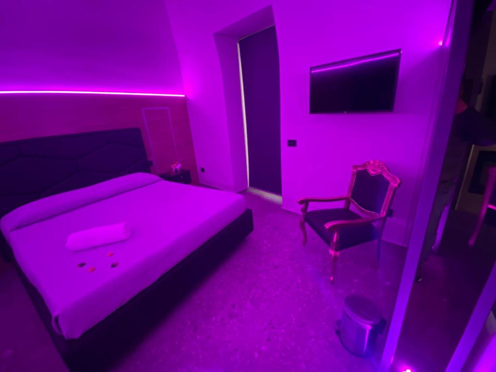 Łóżko lub łóżka w pokoju w obiekcie Rebel Suite love