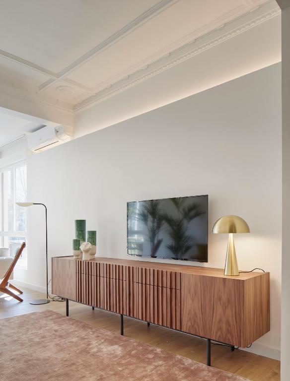 Televízia a/alebo spoločenská miestnosť v ubytovaní La Belle Ville by FeelFree Rentals