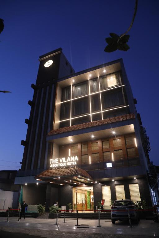 un edificio con un'auto parcheggiata di fronte di The Vilana Hotel Rishikesh a Rishikesh