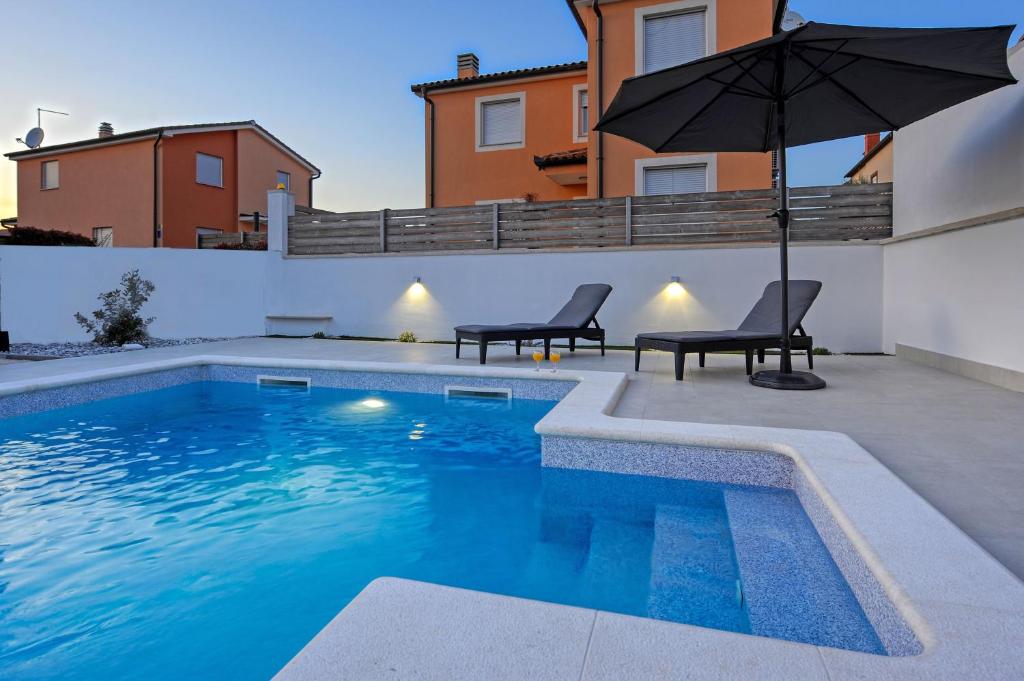 Bazén v ubytování Casa Tara Three-Bedroom Holiday Home nebo v jeho okolí