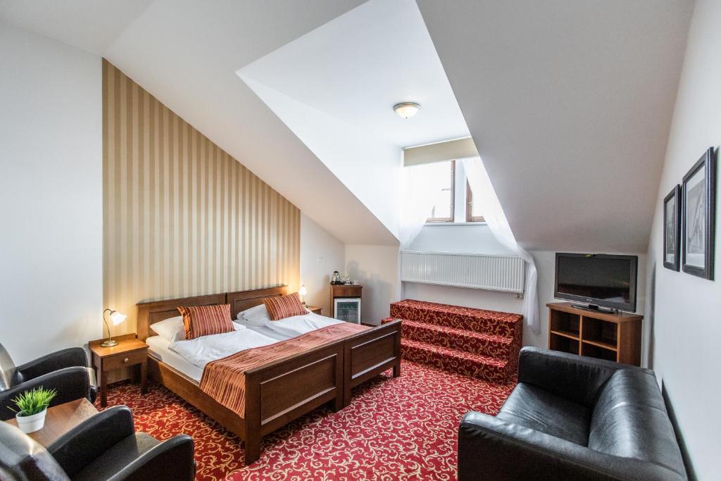 Postel nebo postele na pokoji v ubytování Hotel U Zlatého kohouta