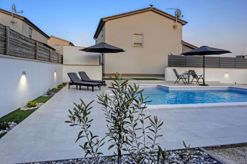 Bazén v ubytování Casa Tara Three-Bedroom Holiday Home nebo v jeho okolí