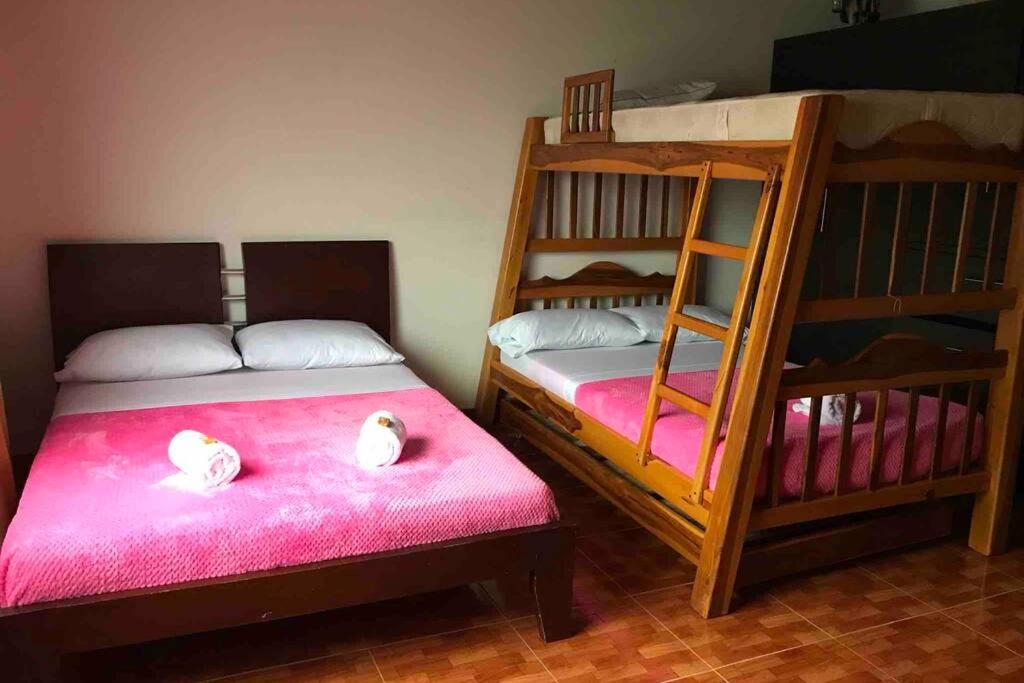 Dviaukštė lova arba lovos apgyvendinimo įstaigoje Casa Campestre Privada El Reposo con piscina y WIFI