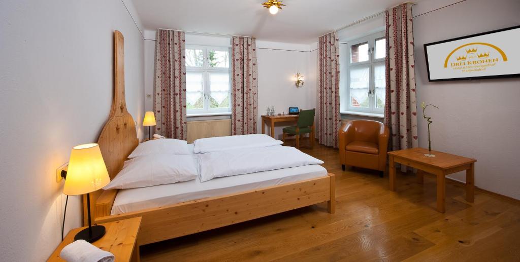 Postel nebo postele na pokoji v ubytování Hotel & Brauereigasthof Drei Kronen