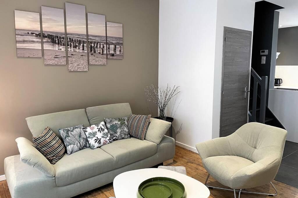 un salon avec un canapé et une chaise dans l'établissement LE CHAT BOTTE / Superbe maison de ville au cœur du Touquet!, à Le Touquet-Paris-Plage