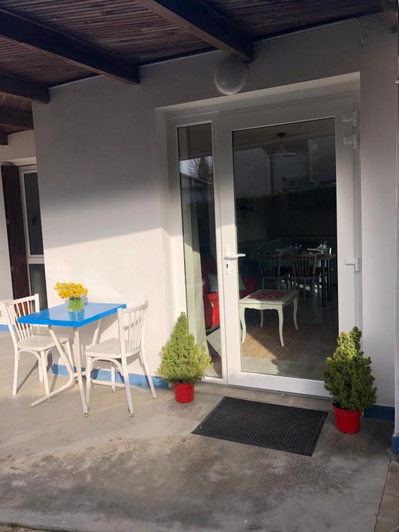 d'une terrasse avec une table bleue et des chaises. dans l'établissement Appart'Hotel Wombat and Wallaby, à Fussy