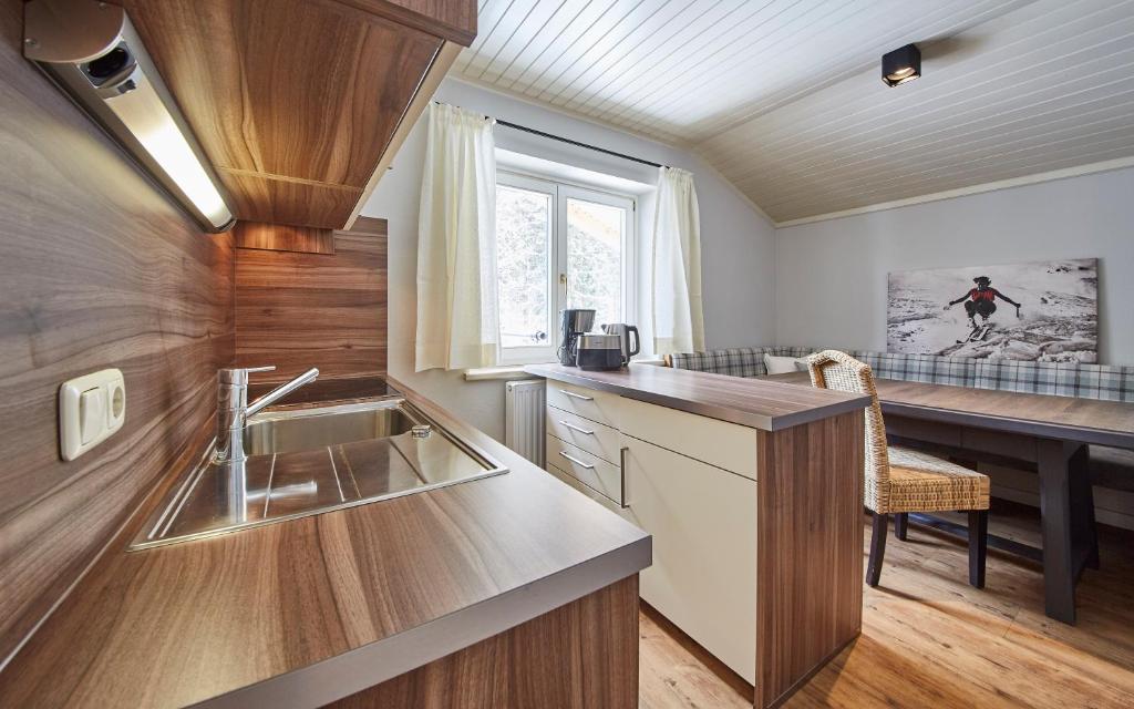 Kuchyňa alebo kuchynka v ubytovaní Hüttl Relax Appartements