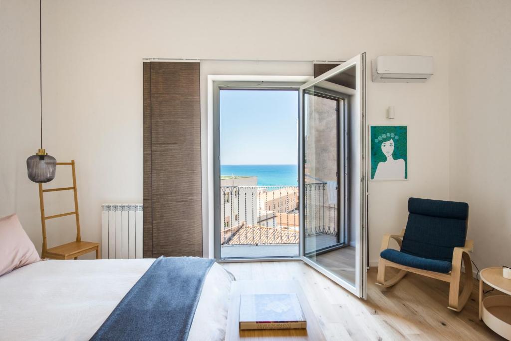 1 dormitorio con cama y ventana grande en Matteotti 16 - Suites in Cefalù, en Cefalú