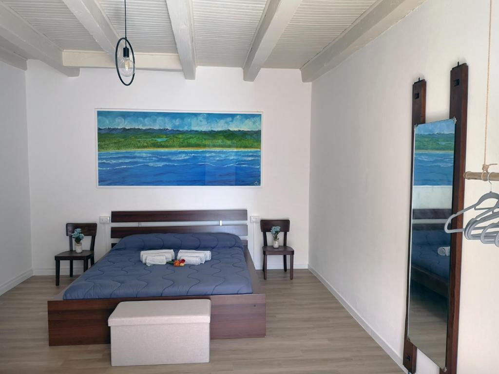 - une chambre avec un lit et une peinture murale dans l'établissement La Casa delle Zie, à Menaggio