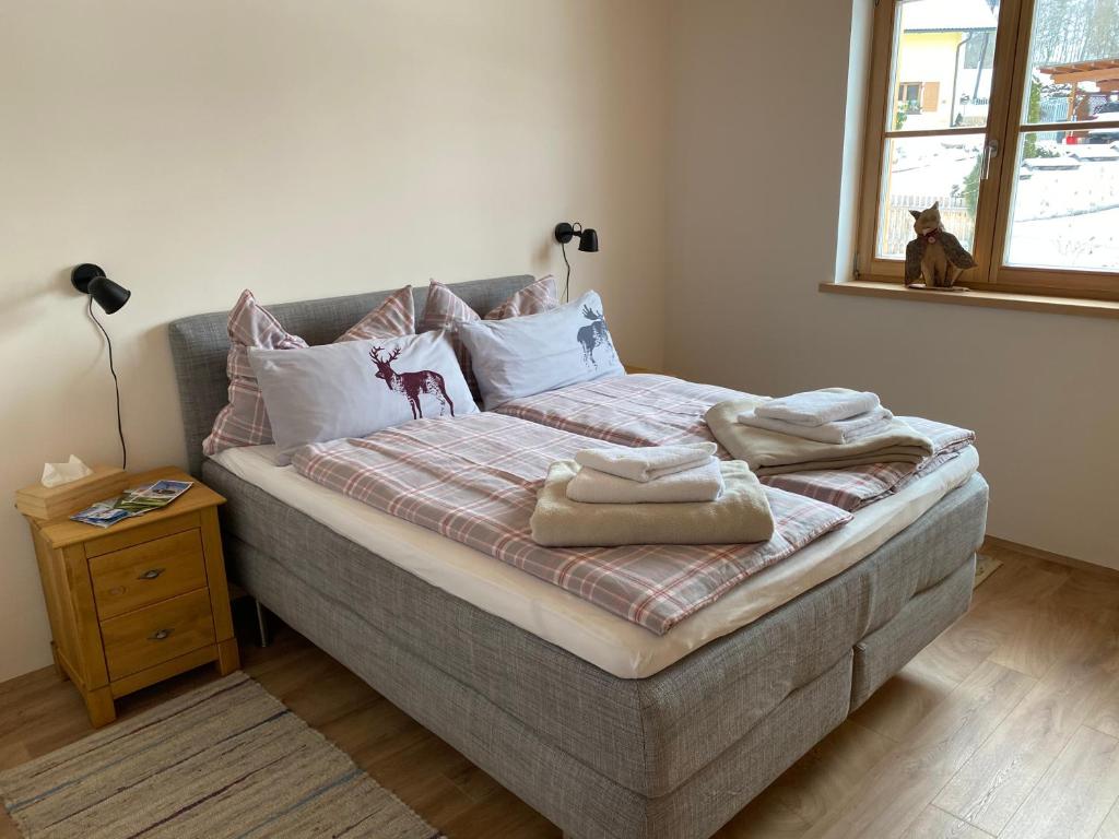A bed or beds in a room at Appartementhaus Alma