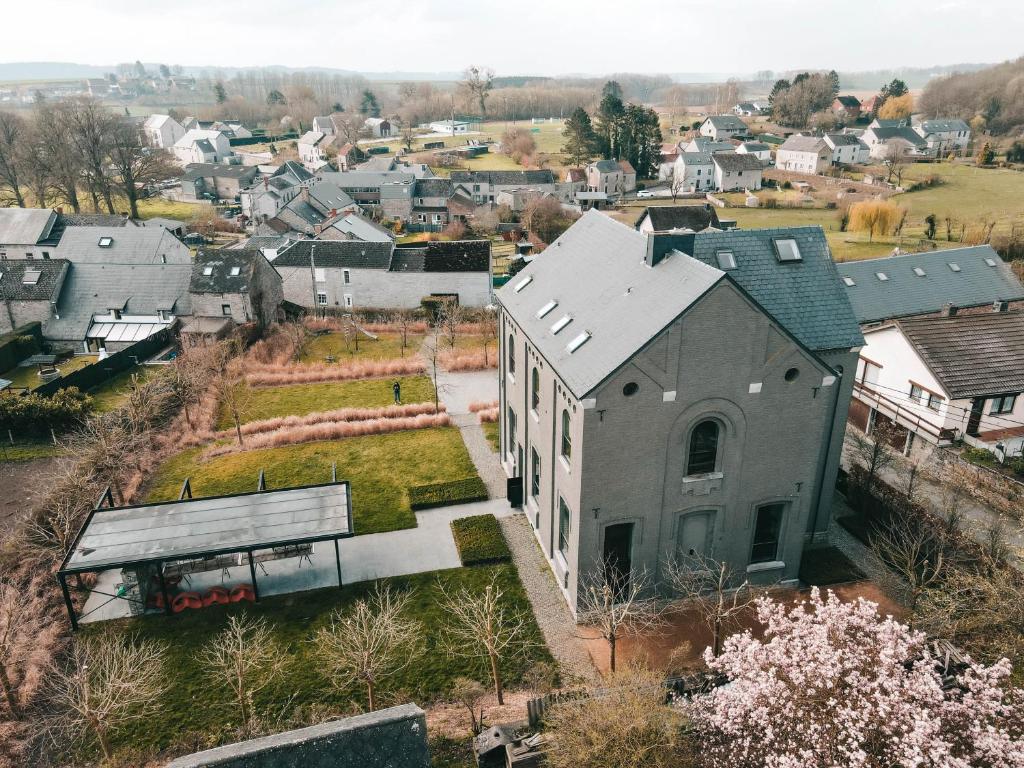 - une vue aérienne sur une maison avec un jardin dans l'établissement La Classe - Former school of the village of Denée, à Denée