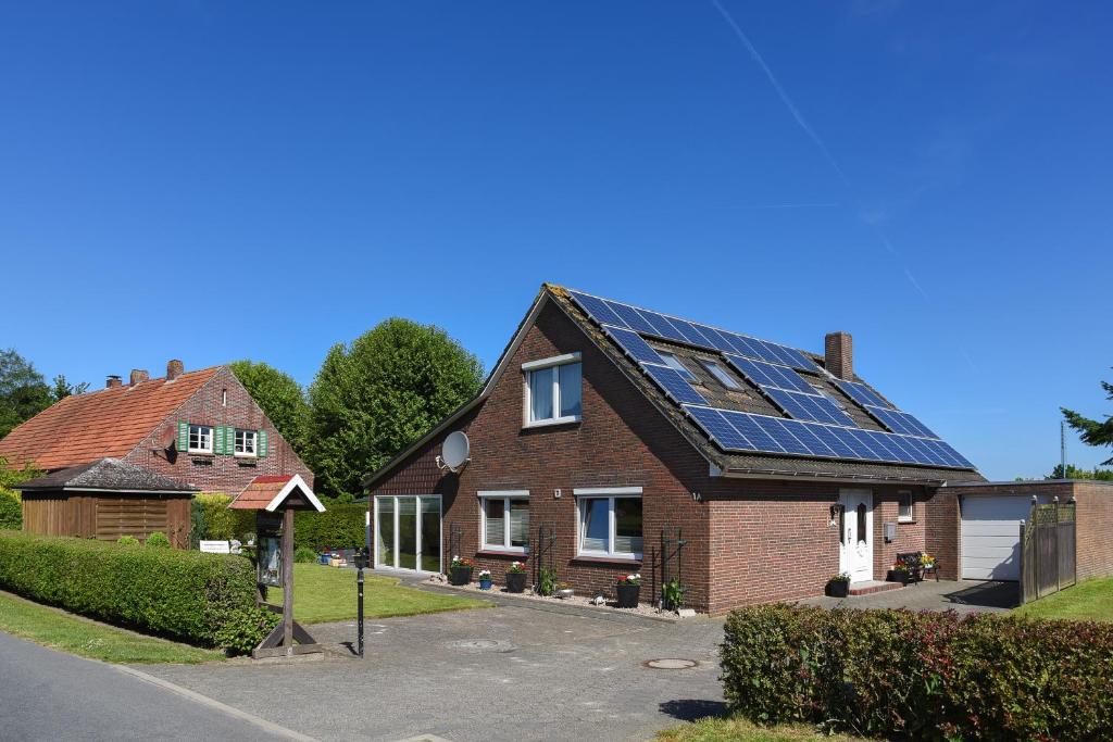 a house with solar panels on the roof at Ferienwohnung Christophers in Stedesdorf