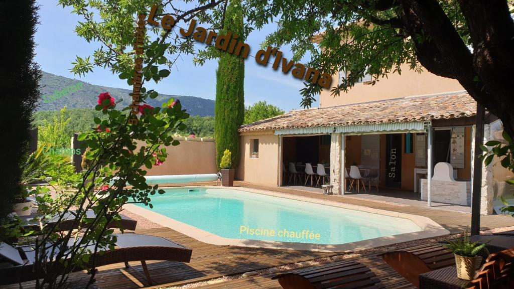 - une piscine en face d'une maison dans l'établissement Maison de Vacances "Gîte Ivana" avec piscine privée chauffée, à Oppède