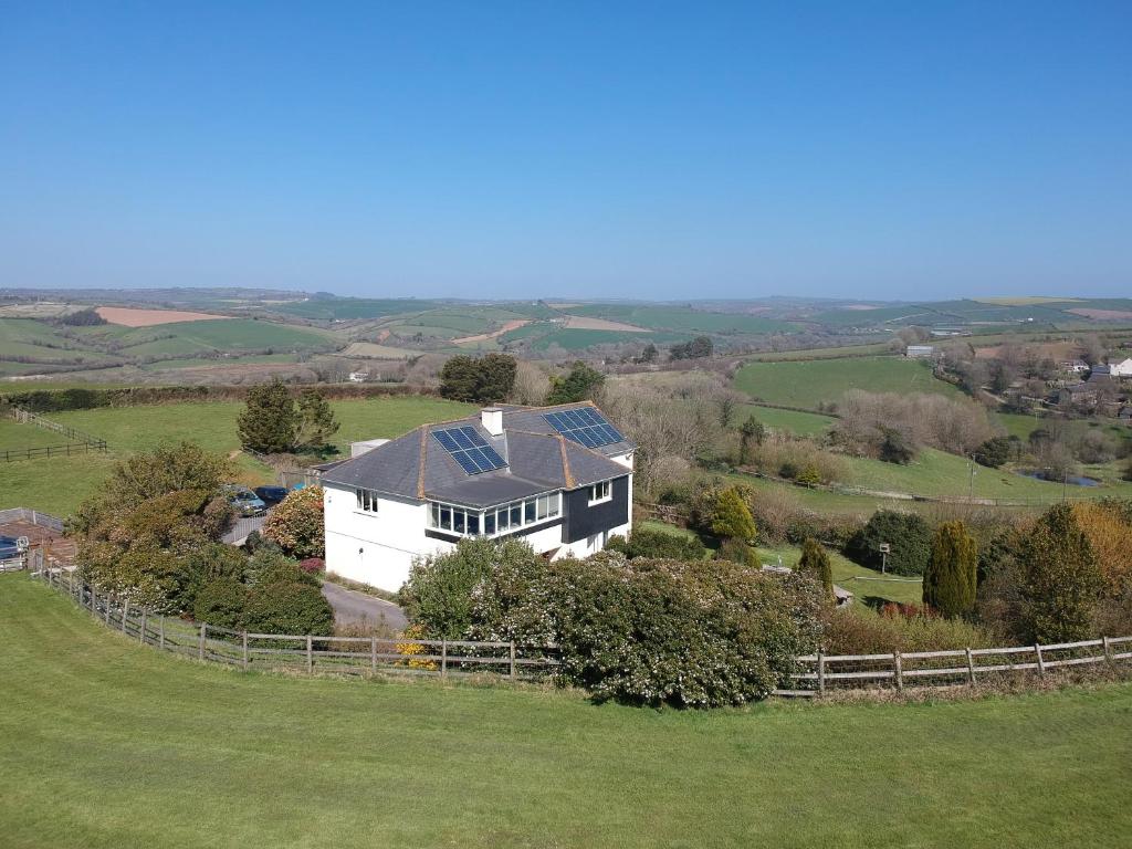 una vista aérea de una casa con paneles solares en Merrifield House Devon en Kingsbridge