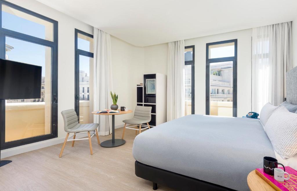 Posteľ alebo postele v izbe v ubytovaní INNSIDE by Meliá Madrid Gran Vía