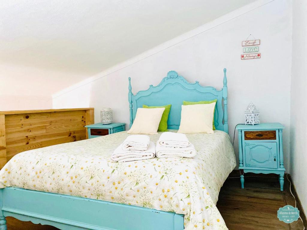 מיטה או מיטות בחדר ב-Casa Alfazema do Monte