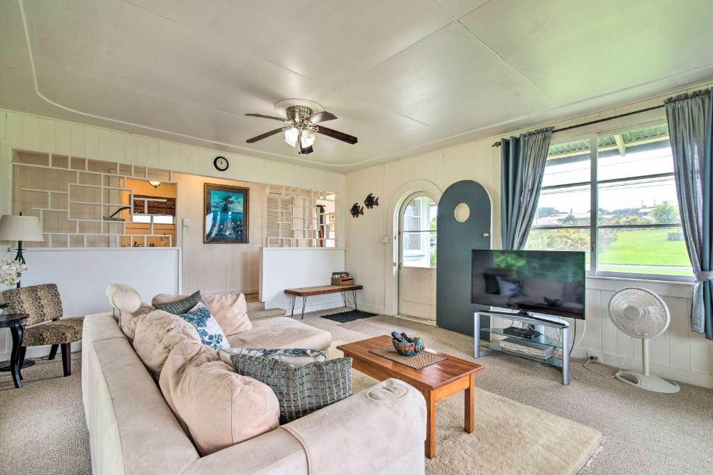 ein Wohnzimmer mit einem Sofa und einem TV in der Unterkunft Hilo Home Base - 3 Miles to State Park and Beach! in Hilo