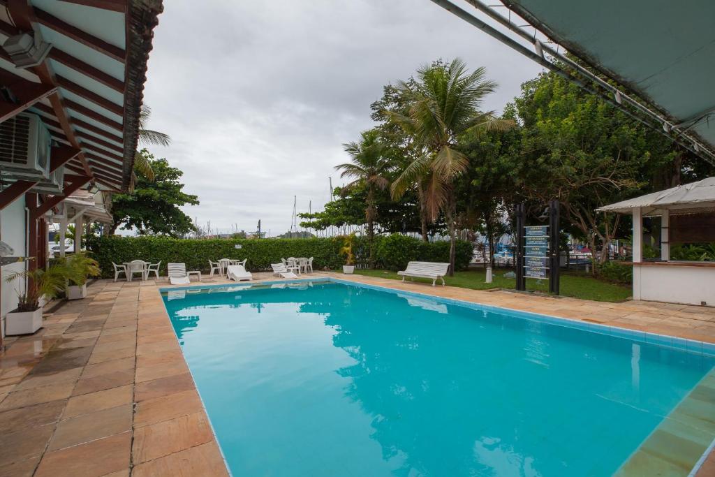 uma piscina com água azul num resort em Samba Angra dos Reis em Angra dos Reis