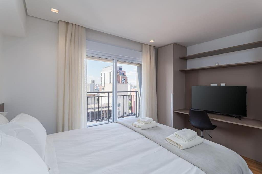  Bela Vista Bem localizado com sacada e AC APM2002