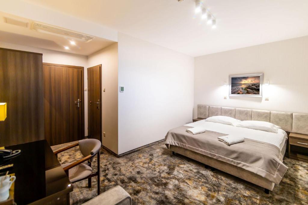 Postel nebo postele na pokoji v ubytování Hotel Jantar Wellness & Spa