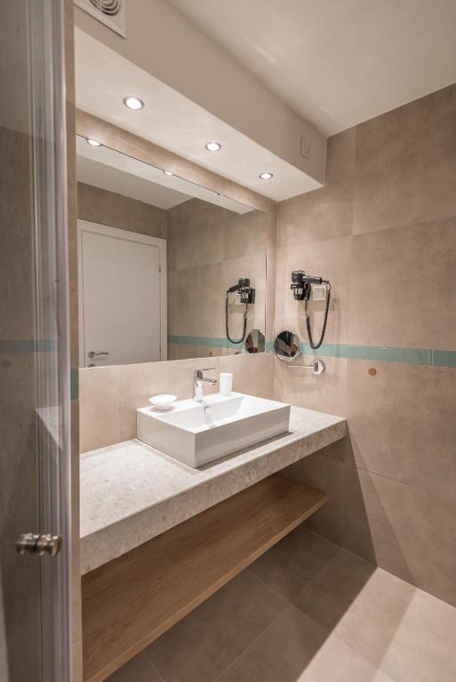 Kúpeľňa v ubytovaní Arelia Beachfront Sea View Apartment