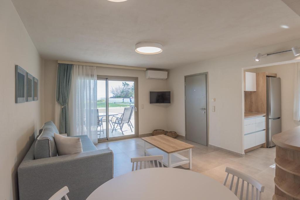 Kuchyňa alebo kuchynka v ubytovaní Arelia Beachfront Sea View Apartment