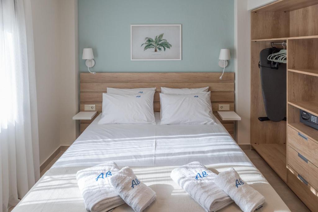 Posteľ alebo postele v izbe v ubytovaní Arelia Beachfront Sea View Apartment