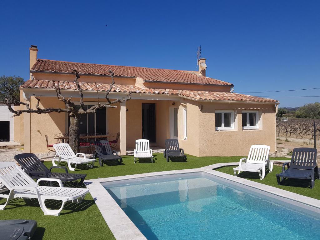 The swimming pool at or close to Casevielle le calme en Provence