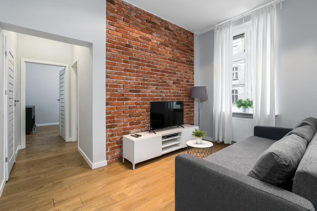 Televízia a/alebo spoločenská miestnosť v ubytovaní Old Town Apartment Garbary by Noclegi Renters