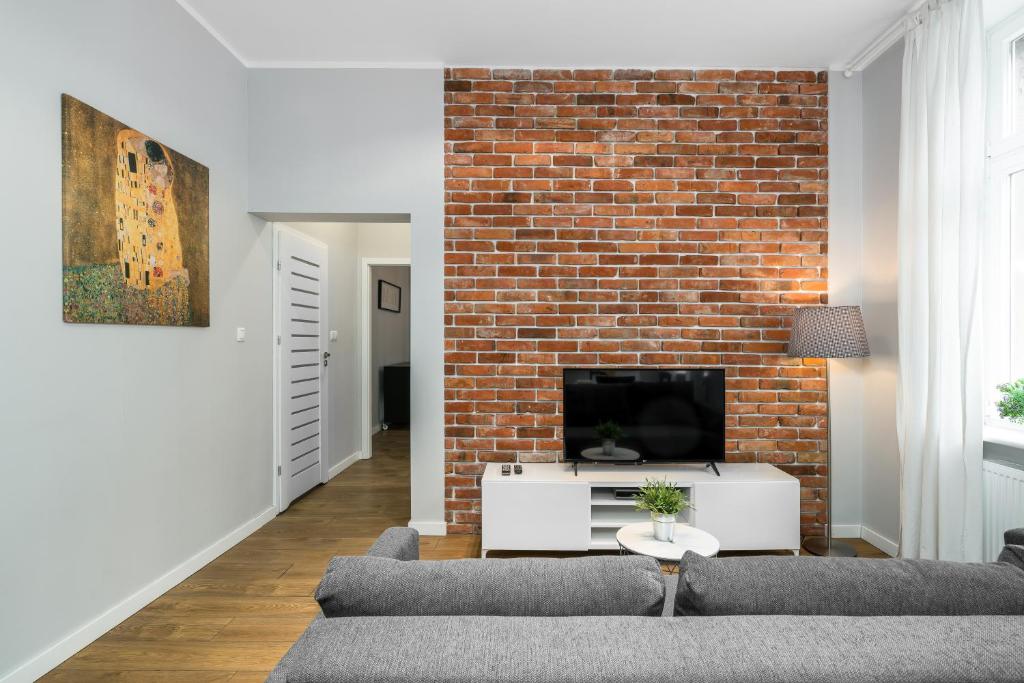 Televízia a/alebo spoločenská miestnosť v ubytovaní Old Town Apartment Garbary by Noclegi Renters