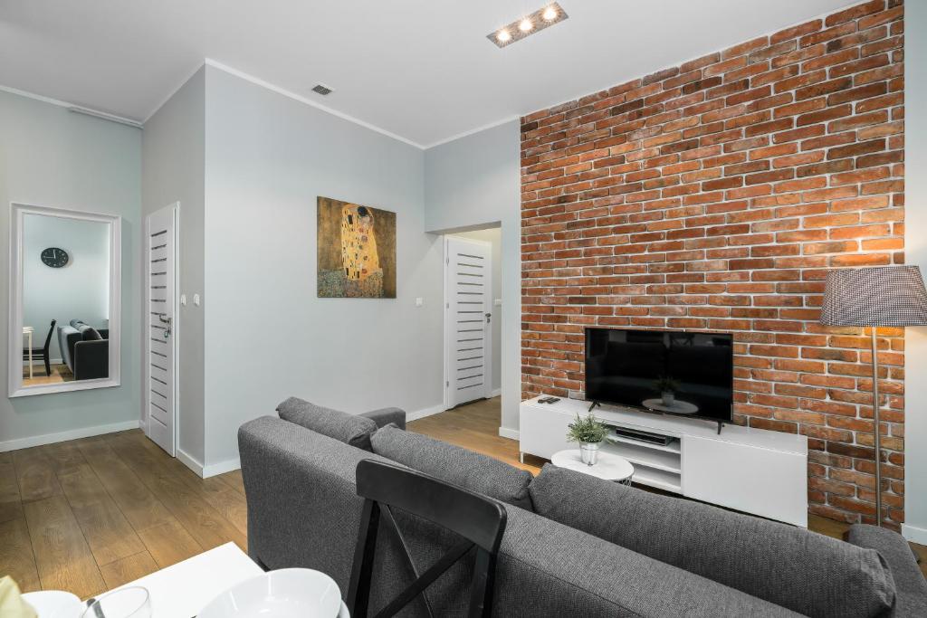 Televízia a/alebo spoločenská miestnosť v ubytovaní Old Town Apartment Garbary by Noclegi Renters