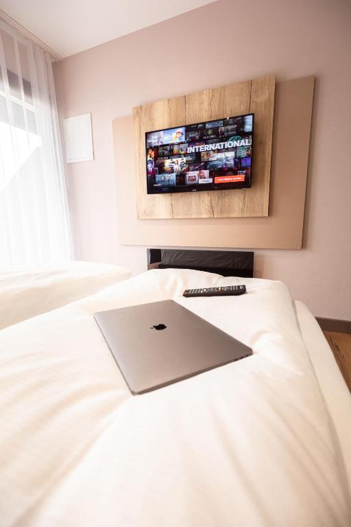 TV a/nebo společenská místnost v ubytování 24Seven Hotel Schwabach