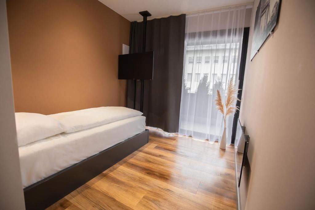 Postel nebo postele na pokoji v ubytování 24Seven Hotel Schwabach