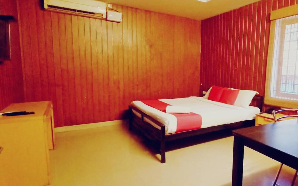 Postel nebo postele na pokoji v ubytování Hotel Tri-Star Residency
