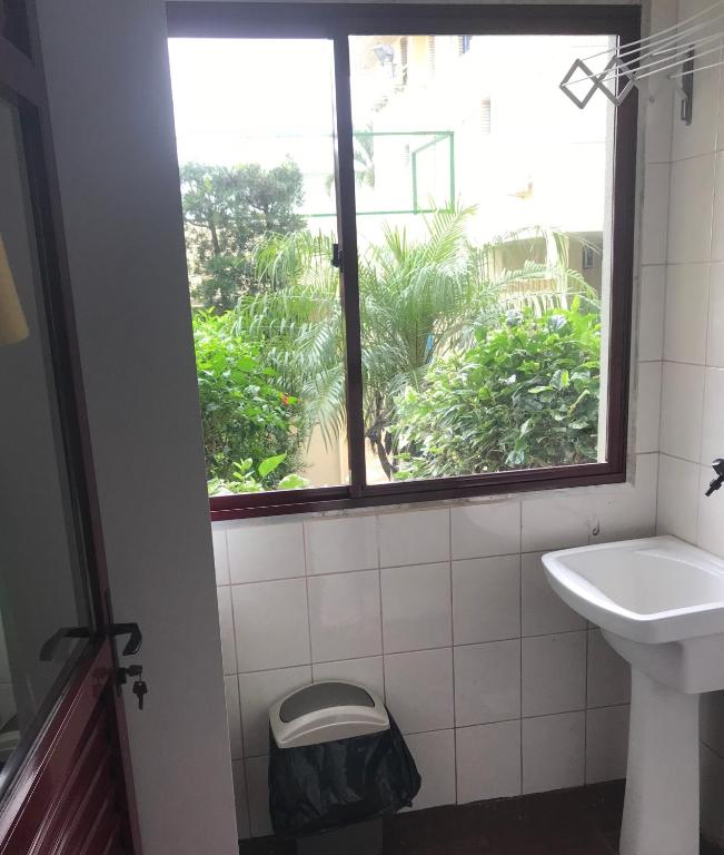  Apto 2 dormitorios ideal para férias e viagem 350 mts do mar.